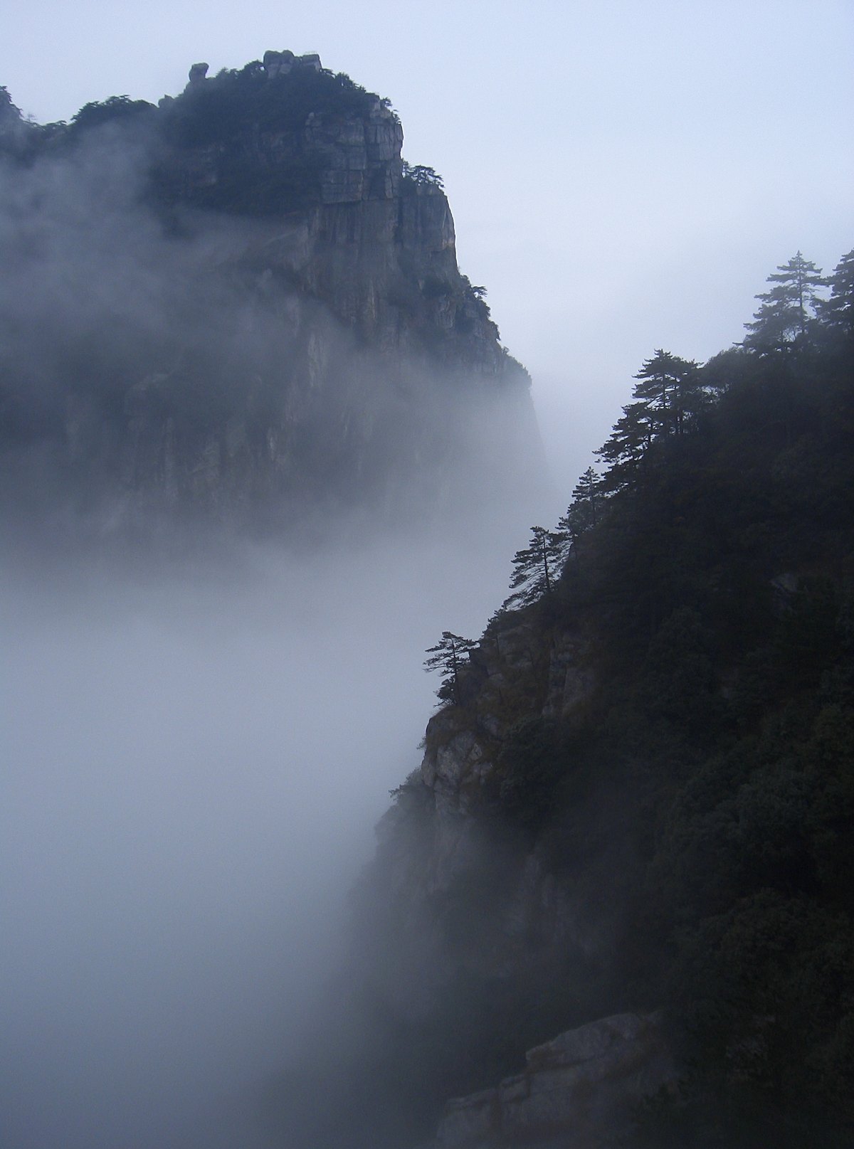 緑の山並みに囲まれた廬山の風景