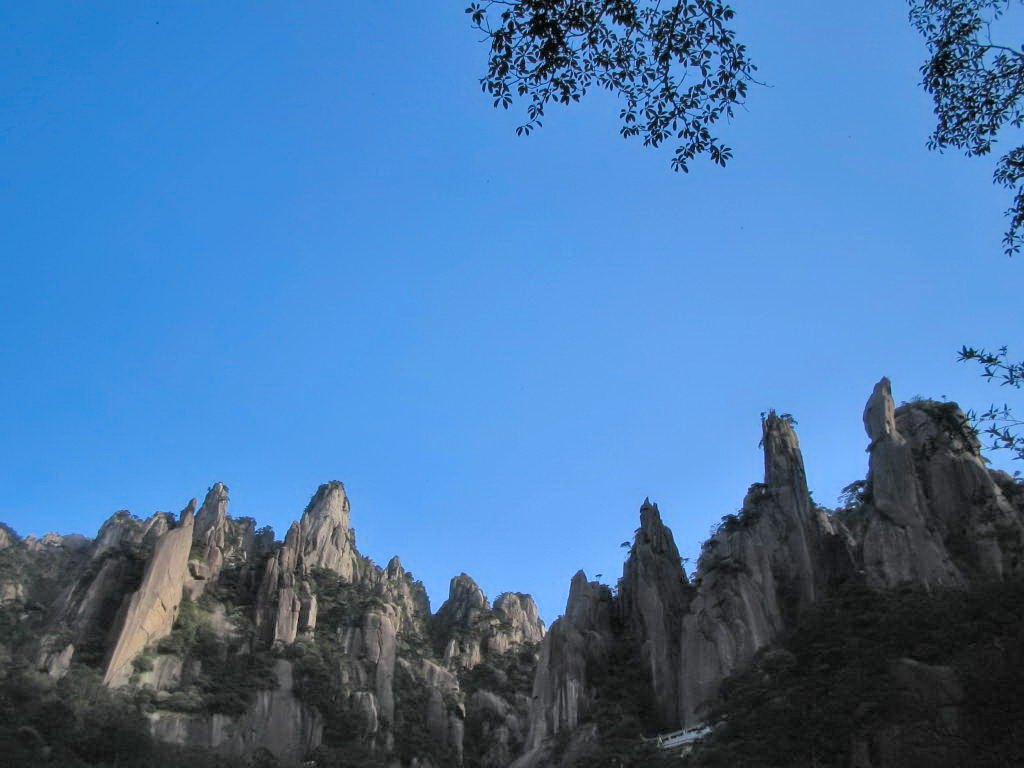 三清山にそびえる花崗岩の峰々